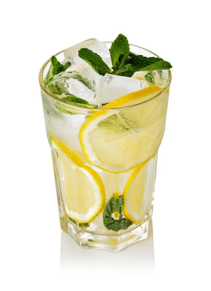 Cóctel Fresco Mojito Con Lima Menta Hielo Aislados Sobre Fondo — Foto de Stock