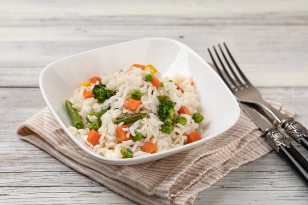 Tigela Com Arroz Saboroso Legumes Foco Seletivo — Fotografia de Stock