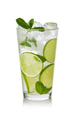 Beyaz arka planda limon, nane ve buzlu taze Mojito kokteyli.
