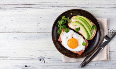 Kızarmış yumurtalı tost, üst manzara.
