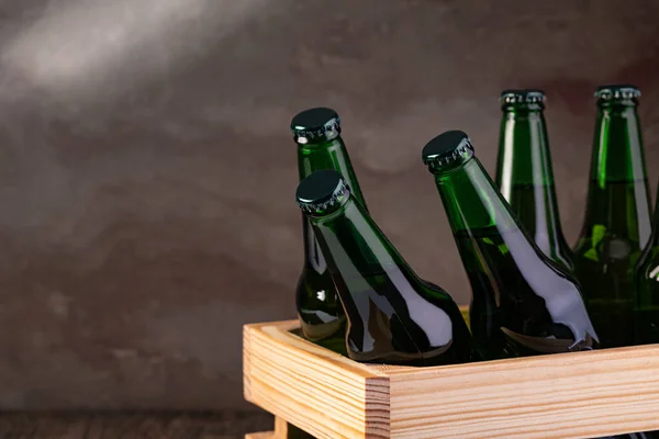 Bier Holzkiste Isoliert Auf Einem Hölzernen — Stockfoto