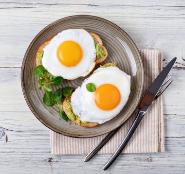 Kızarmış yumurtalı tost, üst manzara.
