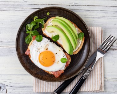 Kızarmış yumurtalı tost, üst manzara.