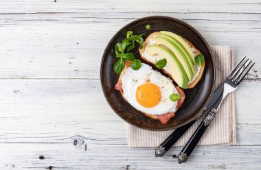 Kızarmış yumurtalı tost, üst manzara.