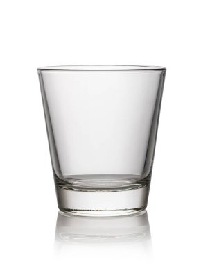 Beyaz arka planda izole edilmiş viski bardağı.