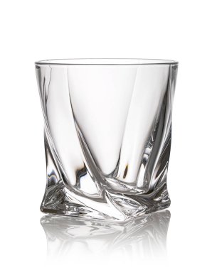 Beyaz arka planda izole edilmiş viski bardağı.