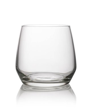 Beyaz arka planda izole edilmiş viski bardağı.