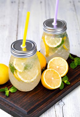 Masada bir bardak taze limonata.