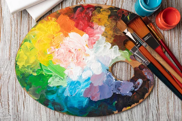 Renkli Boya Fırçayla Boyanmış Sanat Paleti — Stok fotoğraf