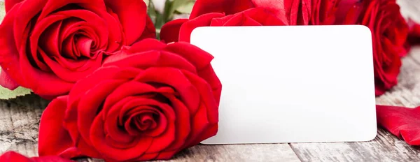 Rosas Rojas Con Una Etiqueta Regalo Blanco Leño — Foto de Stock