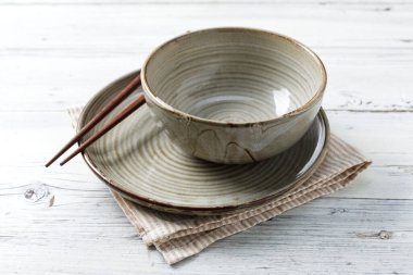 ahşap bir masa üzerindeki tablo ayarı