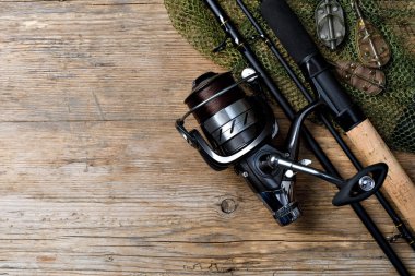 Balık tutma malzemeleri ahşap arka plan üzerinde