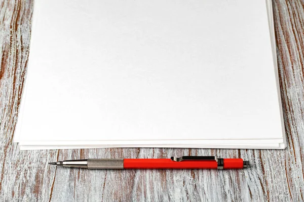 Papel Blanco Con Lápiz Mecánico Sobre Mesa Madera —  Fotos de Stock