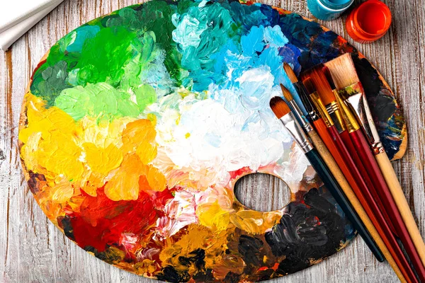 Renkli Boya Fırçayla Boyanmış Sanat Paleti — Stok fotoğraf