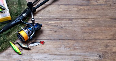 Balık tutma malzemeleri ahşap arka plan üzerinde