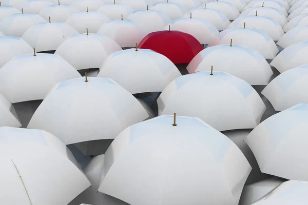 Parapluie rouge parmi d'autres parapluies blancs — Photo