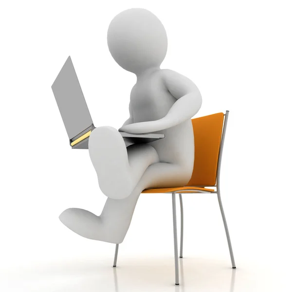 男人坐在椅子上用的笔记本电脑 — 图库照片