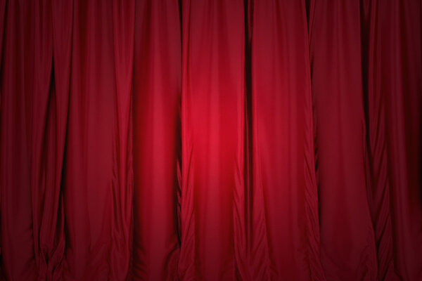 Закрыл занавес, освещенный прожектором
