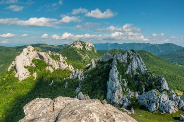 Dabarski kuk kaya doğa eseri Panorama, Velebit Doğa Parkı, Hırvatistan.