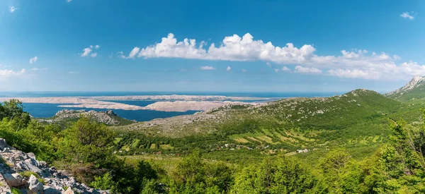 Arka planda Adriyatik Denizi ve Adası Panoraması, Velebit Doğa Parkı, Hırvatistan.