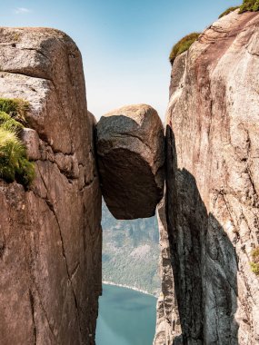 Kjeragbolten, arka planda fiyort ile iki kaya arasında sıkışmış taş, Lysefjord, Norveç