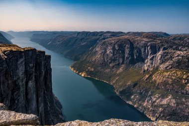 Norveç'te Lysefjord ve Kjerag Dağı'nın güzel manzara.