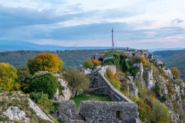 Kale duvarlarını ve tepenin üstündeki kuleyi kapatın. Knin, Krallar Şehri, Hırvatistan.