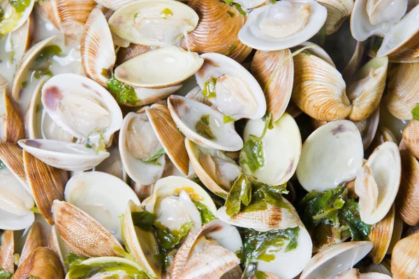 Spanyol konyhát kínál. kagyló halászlé stílus. almejas La marinera. — Stock Fotó