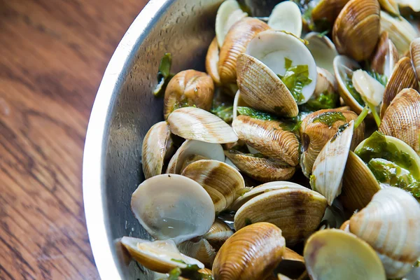 Spanyol konyhát kínál. kagyló halászlé stílus. almejas La marinera. — Stock Fotó