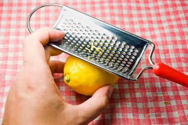 genç adam taze bütün limon ızgara