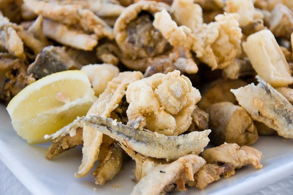 Una porzione di pesce fritto misto — Foto Stock