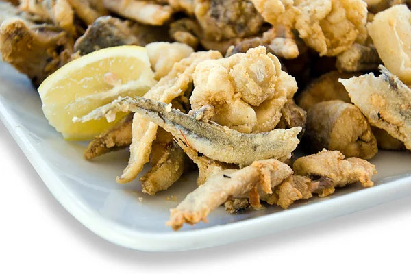 Una porzione di pesce fritto misto — Foto Stock