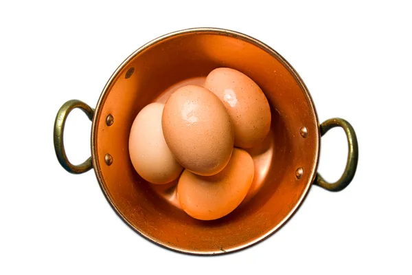 Beyaz arka plan üzerinde izole bakır tencere