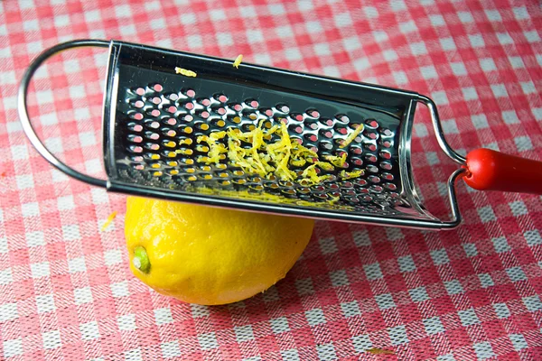 Bütün taze limon ızgara