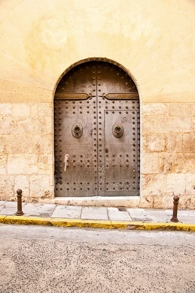 Stare drewniane drzwi kościoła — Zdjęcie stockowe