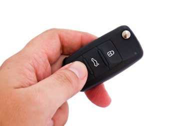 adam elini tutan bir garaj kapı uzaktan kumanda