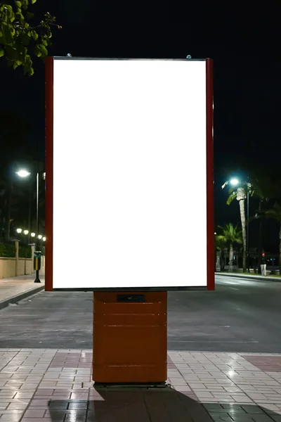 Cartellone bianco vuoto alla fermata dell'autobus — Foto Stock