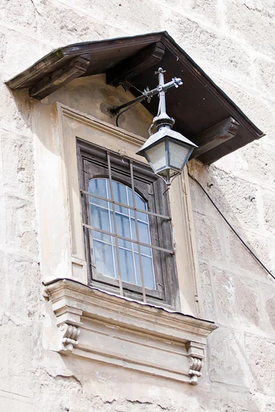 Старое окно в каменной стене — стоковое фото