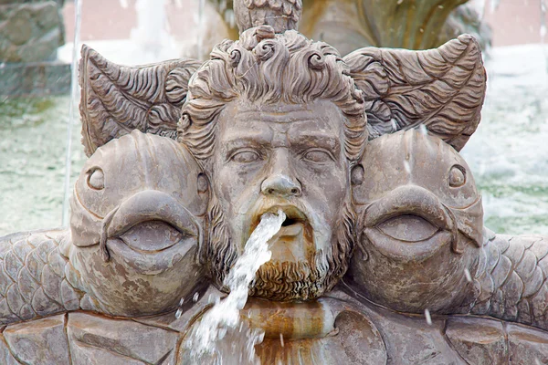 Vecchia fontana di pietra — Foto Stock