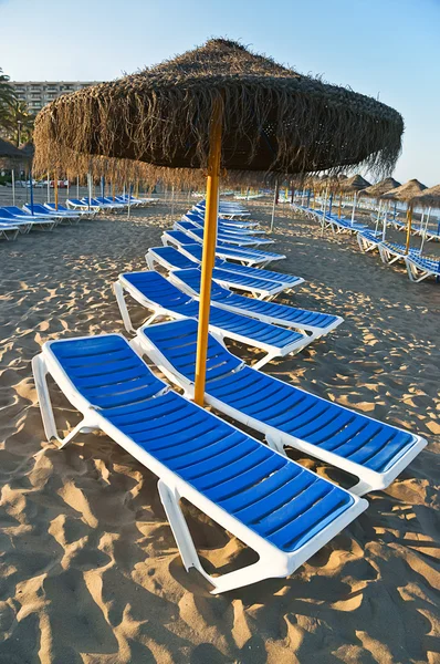 Torremolinos, malaga, İspanya bir plajda şezlong güneş — Stok fotoğraf