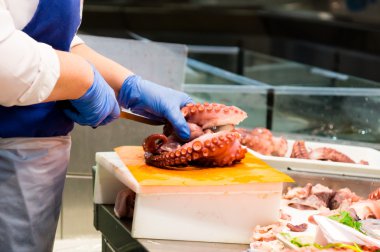 рибою на ринку