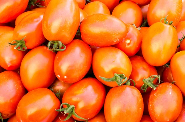 Tomates frescos en un mercado — Foto de Stock