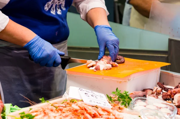 Fishmonger in a market — Stock Photo, Image