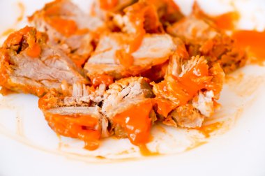 Pork loin, yavaş yavaş pişmiş domuz yağı içinde