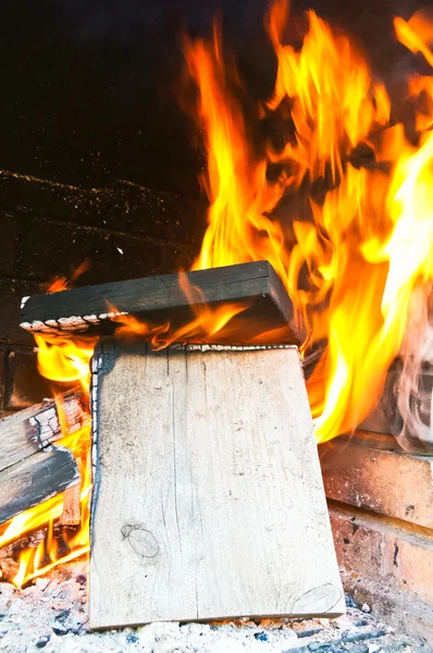 Feu dans un barbecue — Photo