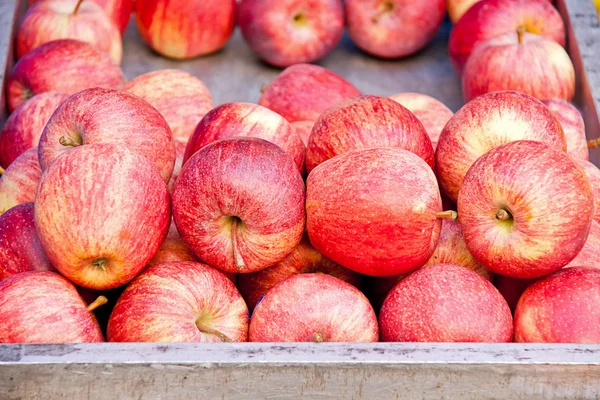 Stapel van appels in een markt — Stockfoto