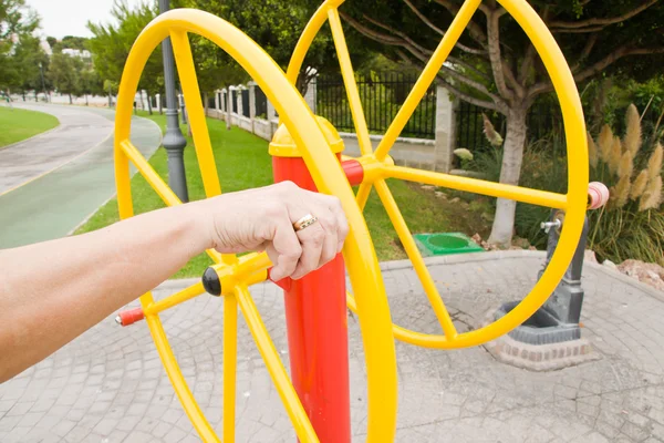 Träningsutrustning i offentlig park — Stockfoto