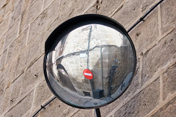 Espejo con calle reflejada — Foto de Stock