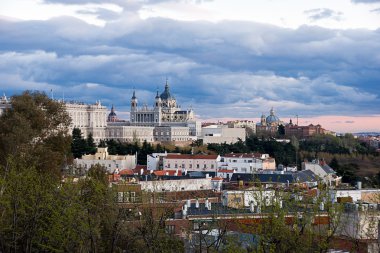 skyline van Madrid met het Koninklijk Paleis en de almudena-kathedraal
