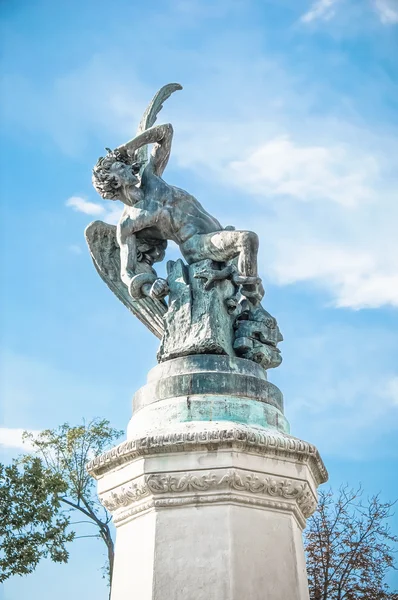 Anioł caido w retiro graden w madrid, Hiszpania — Zdjęcie stockowe